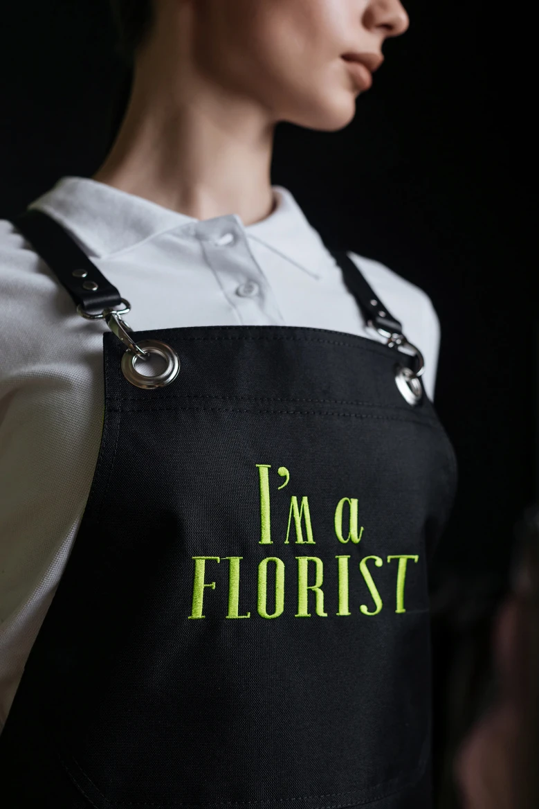 Фартук с вышивкой I AM A FLORIST, салатовый цвет